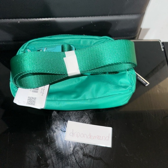 Lululemon Everywhere Belt Bag 1L- Emerald Ice - Picture 4 of 9
